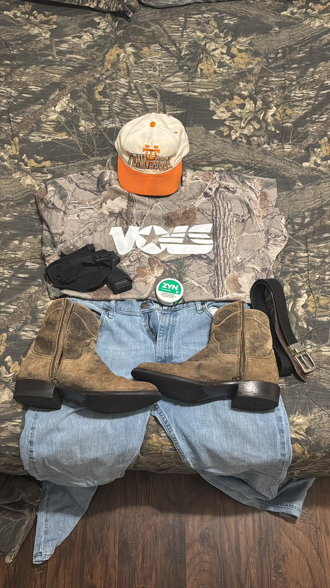 unclehank69's tweet photo. Game day fit for tomorrow. Dare someone to bark at me. #imkiddingbutgovols #prepowerdrinking #beatuga #govols https://t.co/AqBOQDVIvA