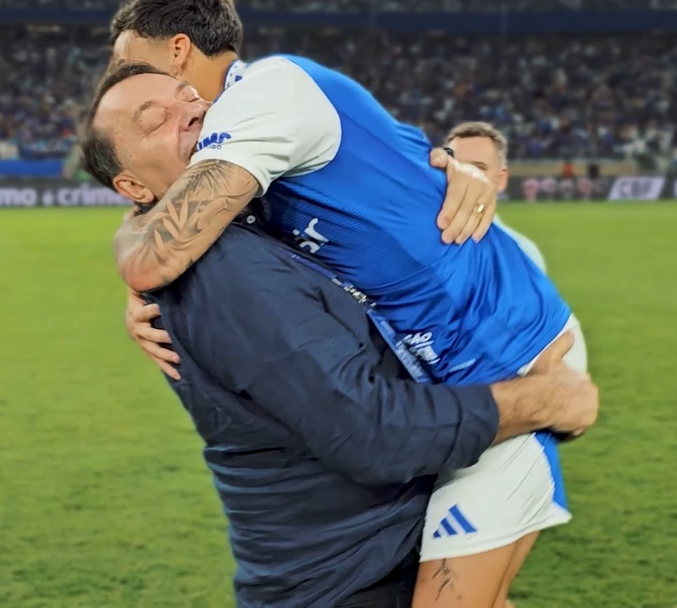 ele carregando o kaio como se fosse um bebê de 3 anos KKKKKKKKKKKKKKKKKKKKKKKKKKKKKK