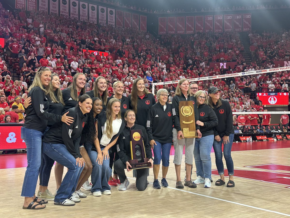 randysilvertv's tweet image. 1995 and 2005 Nebraska volleyball championship teams honored between set 1 and set 2!

#gobigred #cornhuskers #huskersvb