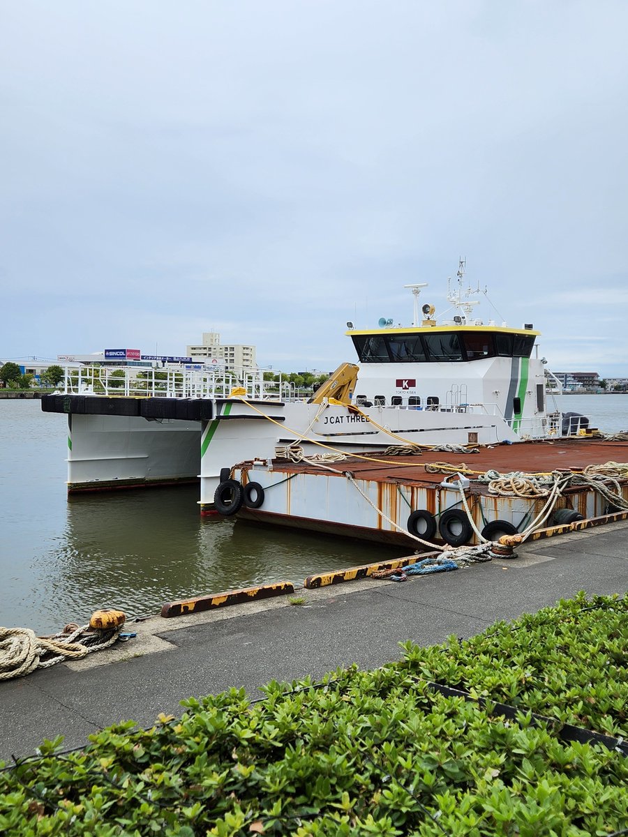 真ん中に空洞のある船初めてみたわ　なにかあるんかね