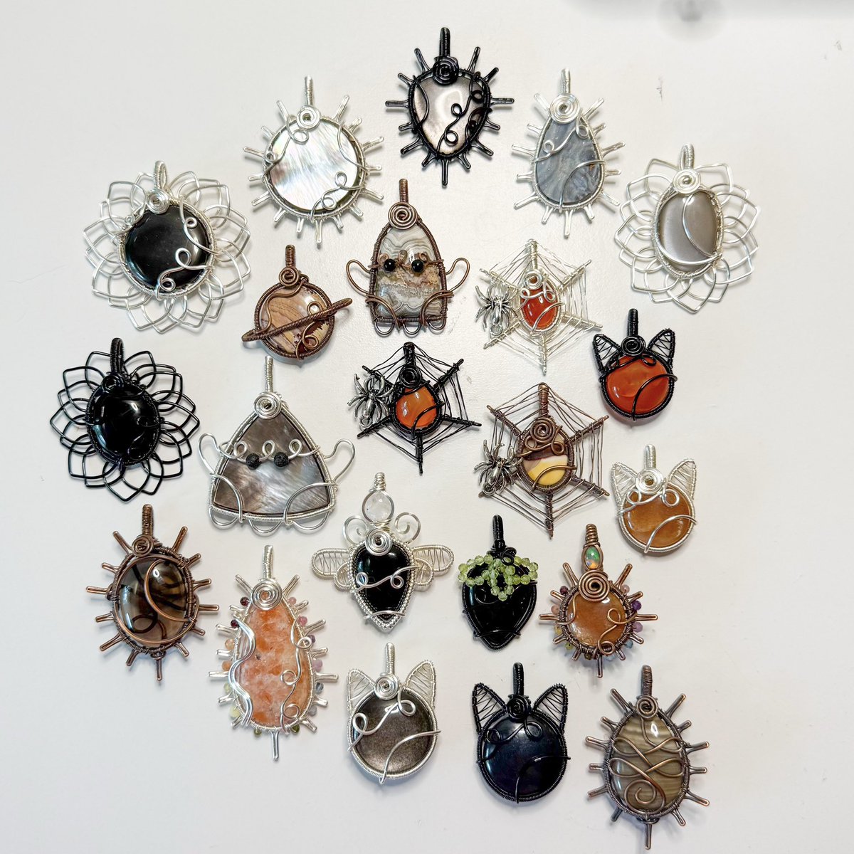 mildhippie's tweet image. 🦊🐈‍⬛🍂 FALLEN LEAVES COLLECTION IS NOW LIVE 🍂🐈‍⬛🦊

only one opportunity for each so go treat yourself to a mildhippie pendant rn!!

lynk in my byo &amp;amp; below &amp;lt;3