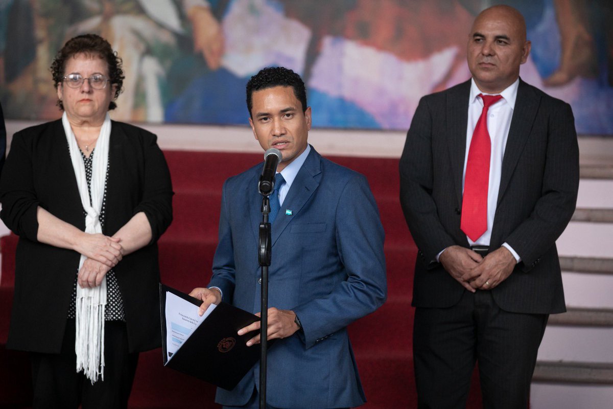 ChristianDCHn's tweet photo. Por instrucciones de la Presidenta @XiomaraCastroZ el Consejo de Ministros ha aprobado el Ante proyecto del Presupuesto 2026 por monto de L469,249 millones, incorporando el primer programa de inversión pública en superar los L100,000 millones en la historia. 

Sin nuevos impuestos, sin los corruptos fideicomisos y reduciendo el peso de la deuda pública, se ha logrado incrementar el crecimiento económico y disminuir sustancialmente la pobreza, la desigualdad, la inseguridad y la migración. Esto es socialismo democrático! ✊🏽🌺