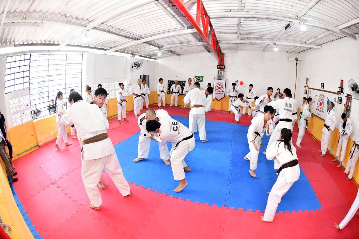 Jmsdf_tshq's tweet image. フォルタレザでは、柔道を学ぶ現地の方々と合同稽古を行いました🇯🇵💪🥋🇧🇷

#練習艦隊 #遠洋練習航海 #実習幹部 #かしま #しまかぜ #海上自衛隊 #Judo