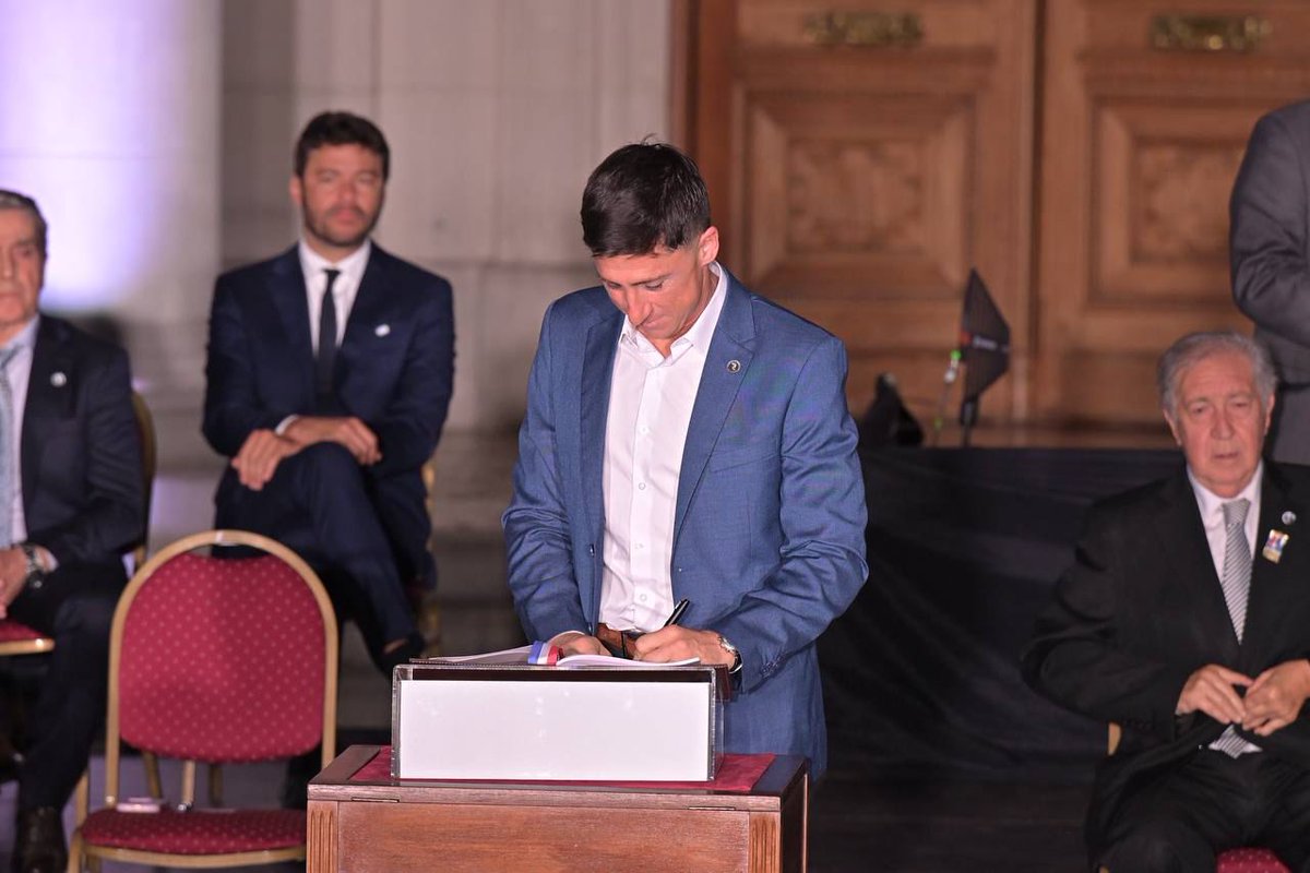 PacoGaribaldi's tweet photo. Hoy todos los santafesinos tenemos una Nueva Constitución, moderna, sin privilegios y con más derechos y garantías. Juré con mucha emoción, pero también con la enorme responsabilidad de que no quede solo en palabras, sino que se transforme en la realidad que los santafesinos nos demandan todos los días.