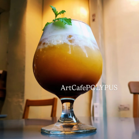 obachalle's tweet image. こんにちは！
今日もオープンしてまーす✨

９月の末からいよいよ🍂秋メニュー🍁✨
【秋のモクテル】
🌆 トワイライトカシス
カシスオレンジに、やさしい生クリームを重ねて、秋の黄昏を閉じ込めました。
夕暮れのような三層のグラデーションを楽しんでください✨

#ArtCafePOLYPUS #Sendagi