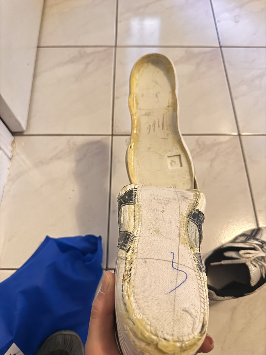 LissaRN23's tweet photo. @asicssshoesca very disappointed that my ASICS Gel rocket runners can’t hold up for my 12 hour nursing shift- going to say all I was doing was crouching down and my sole popped off! https://t.co/K0WLDT8q7A