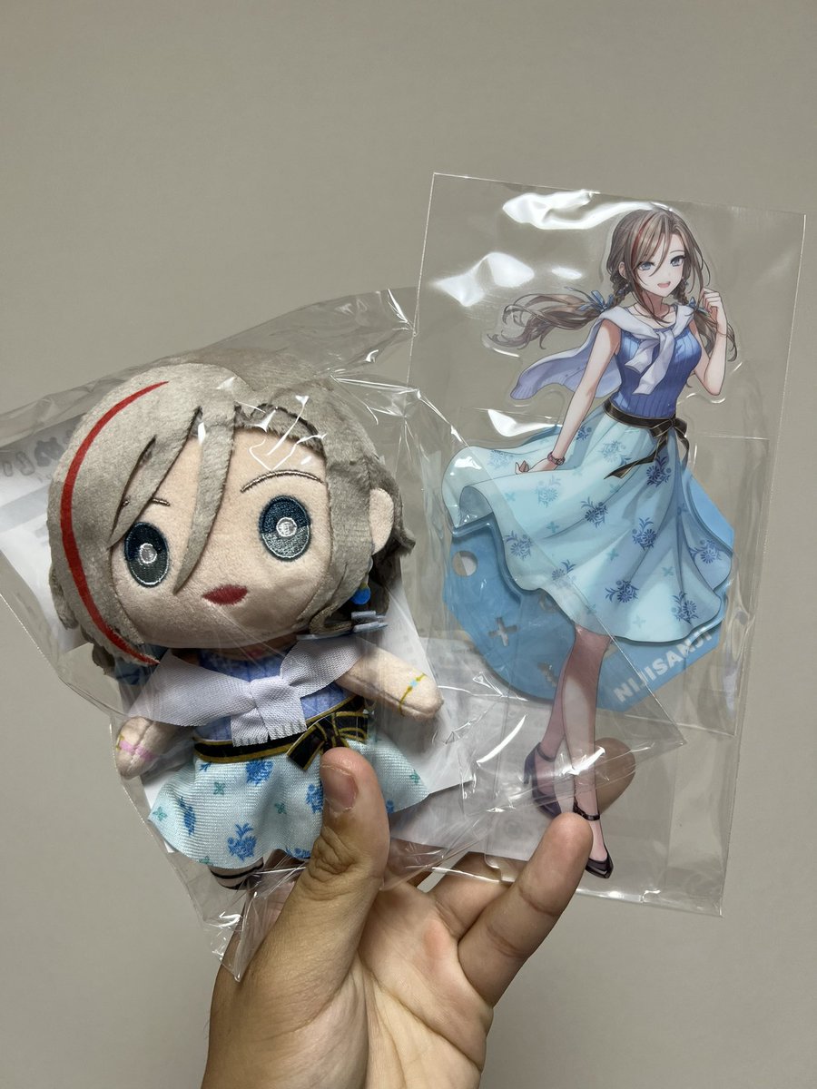 なちゅめのアクスタとぬいぐるみ買ったよ！！！

水色可愛い🩵

これから色んなところに連れて行ってあげるね！

 #なつめぇ牧場  #来栖夏芽