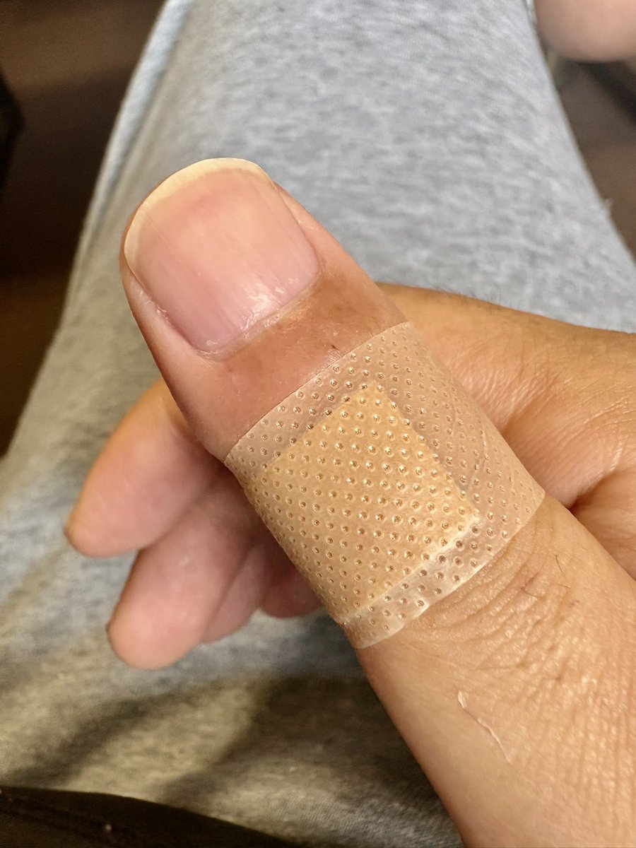 ワイ「痛ｯｯ！昨日と同じとこ噛まれた」
まゆげ「それ砕蜂やったら死んでたで…」
ワイ「…。」
なんで例えがBLEACHやねん🥹
心配しろや🙂‍↕️