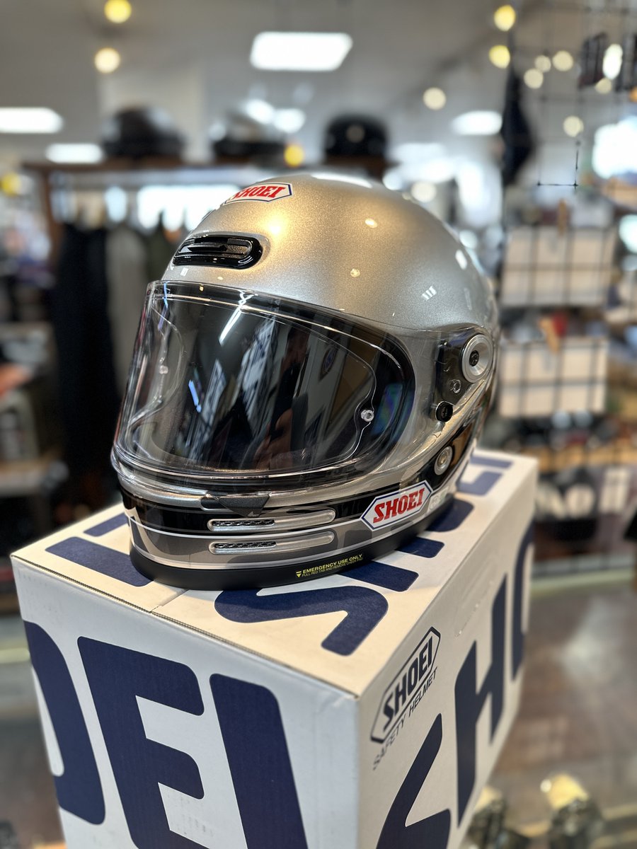 KMDex_hatahata's tweet photo. #SHOEI #Glamster #ABIDING (64,900jpy)!お買い上げいただきました♪
祝納ヘル!
インスタ見たんですが....同じヘルメットが欲しい~♪とご来店いただきました。こういう展開はメッチャ♪嬉しいです。ありがとうございます。
1970年代アメリカのダートトラックを思わせるストライプ。
レトロなレーシング感に酔いしれるデザイン。
モデル名「ABIDING」には、
“永続する”“変わらないものに寄り添う”という意味が込められています。
流行や時代が変わっても、あの頃の熱狂は冷めない。むしろ年を重ねて渋みが増す.....
つまり、元カノが忘れられないって事かww。(キモいんですけど~)
違うかーww。
ちなみにSHOEIといえば、1960年代から日本で初めて世界GPにヘルメット供給を始めたブランド。
「世界基準の安全を日本から」っていうDNAが、今も変わらず生きてるんです。
だからこそABIDINGってネーミングも妙にハマるんですよね。
お買い上げありがとうございました!
#納ヘル式 !
#バイクに乗って自由になるんだ
#freedomisntfree
#SpiceUpYourLife
#ショウエイ
#カマダサイクルex
#バイクライフ
#bikelife
#バイク好きな人と繋がりたい
#バイクのある風景
#納ヘル