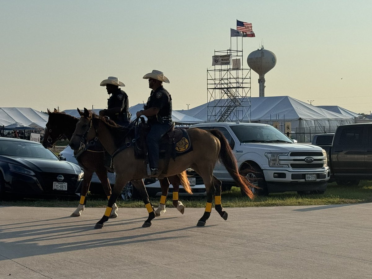 ChrisA_141's tweet image. Day 1 of the Pasadena Livestock Show &amp;amp; Rodeo Cook-Off is off to a great start!
The community came together for an evening of good food, live entertainment, and hometown spirit. Proud to be part of keeping the Western tradition alive.

#HCSO #HCSOTexas #HCSOMounted