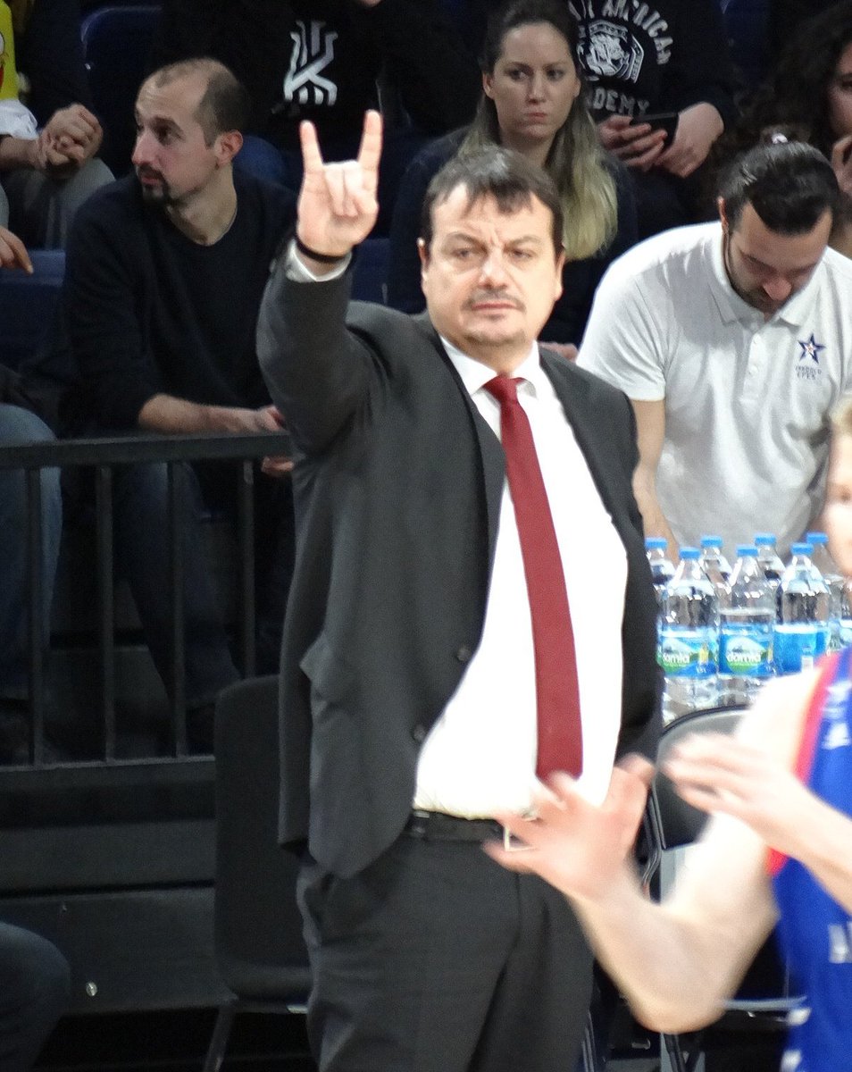 Muhabir: "Türk Basketbol tarihinin en büyük zaferi diyebilir miyiz?

🗣️ Ergin Ataman: "Hayır. Türk Basketbol tarihinin en büyük zaferi inşallah pazar akşamı şampiyon olduğumuzda olacak."

#12DevAdam