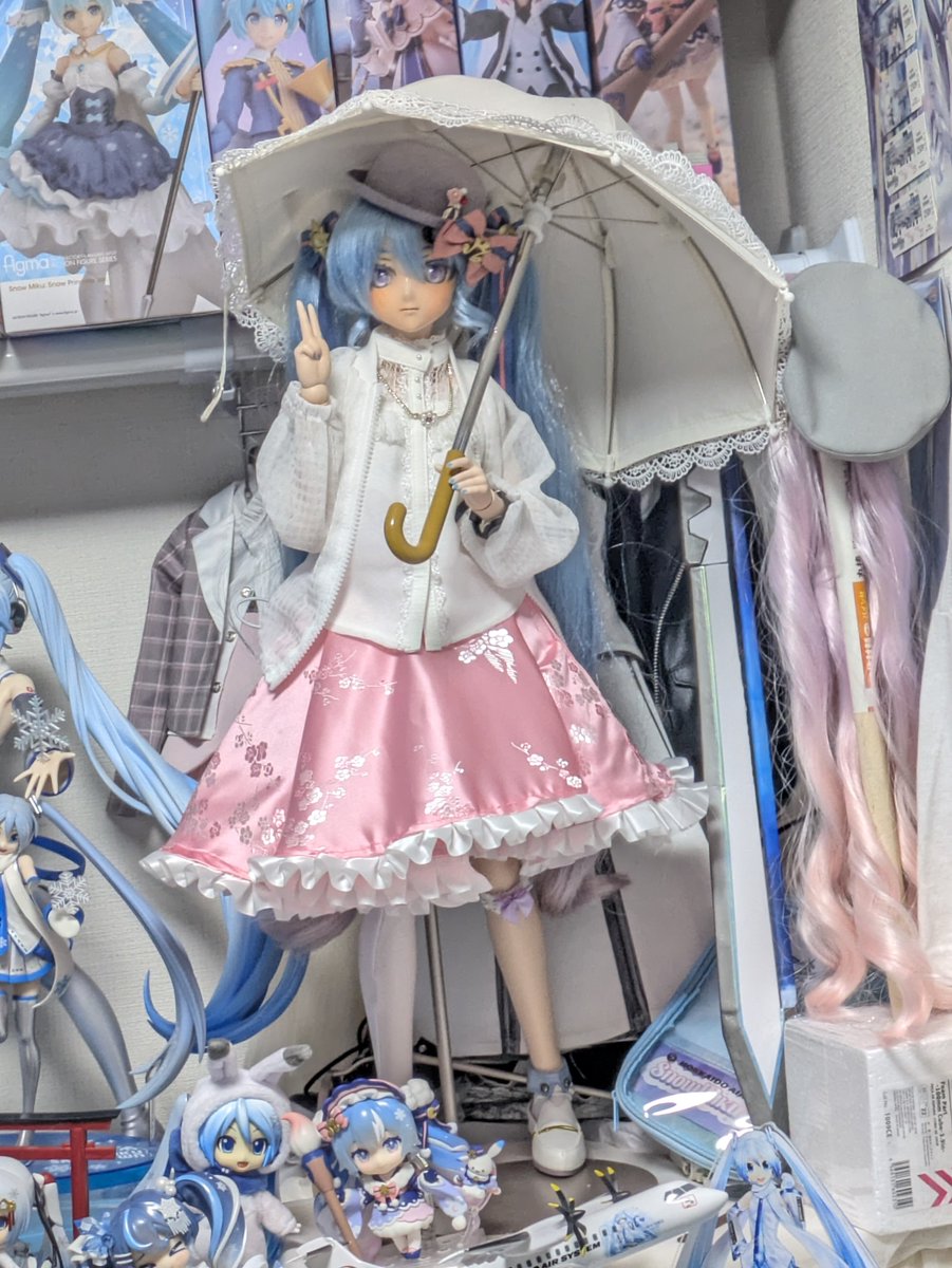 #うちのこかわいい
#おはドル 
というわけでドーリースケールさんの型紙を使用してスカート縫えた！

初めて縫ったにしては…まぁ
見れはするんじゃないかな…あちこちガタガタだけど
他にも型紙あるのでいろいろ作っていくぞ