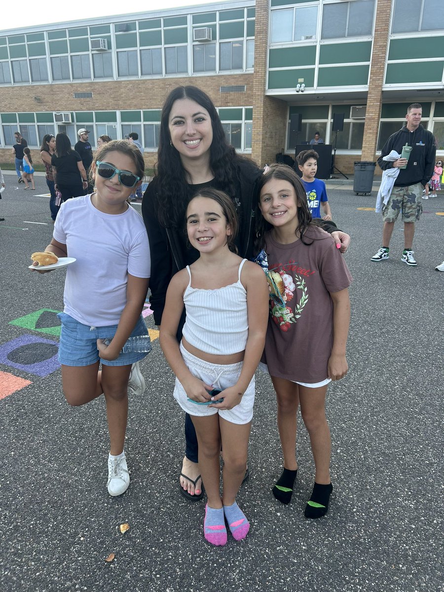 Had such a great night seeing former and current students and their families at the Back-to-School Bash! 🎉☺️ <a href="/SEM_Dalers/">SEM Dalers</a> #backtoschool