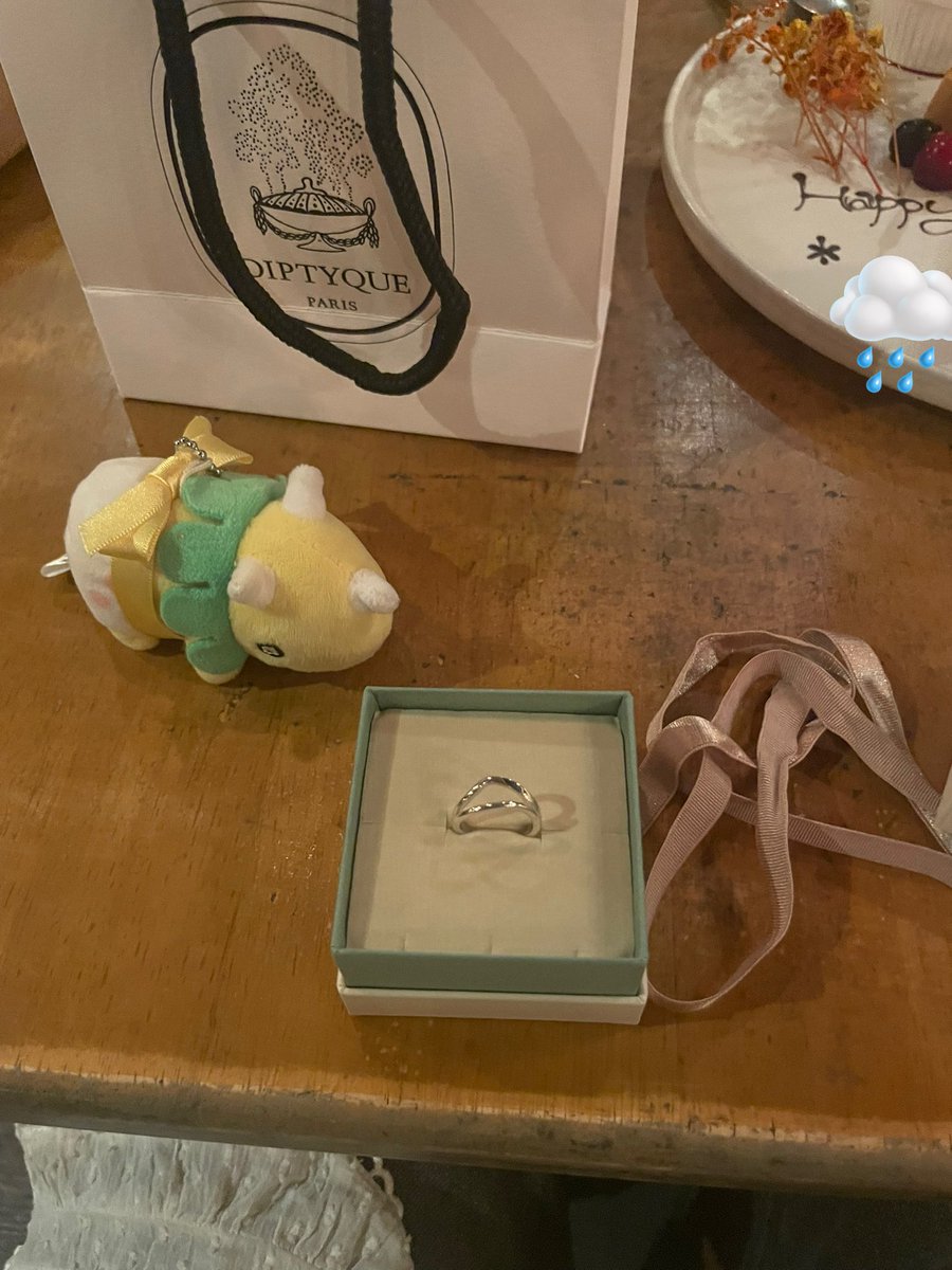 毎週ほとんど会ってる女友達から誕生日プレゼントで小さい箱を渡された時はえ？結婚？プロポーズ？って思ったけど中身はイヤーカフだった𐔌՞ ܸ. .ܸ՞𐦯
ここ最近で一番ドキドキしたぜ