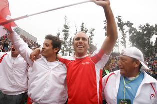 Ha sido definitivamente una gran decisión de la FPT que la serie de Copa Davis ante Portugal se transmita en TV Perú (18 años después), en señal abierta y con cobertura a nivel nacional, además de YouTube. Este tipo de eventos deportivos necesitan masividad y alcance, para llegar