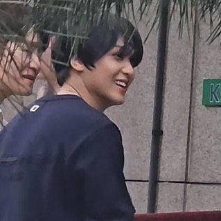 mrhverse's tweet photo. the difference in his smile when renjun’s in front of him and when he turned his back to renjun lol https://t.co/MJ9PlSckjF