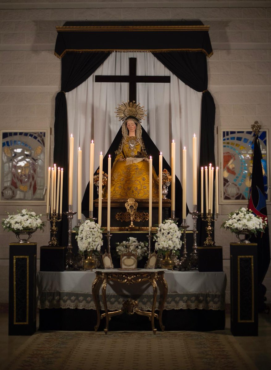 traspasoy7dolor's tweet photo. CULTOS | Nuestra Señora del Traspaso y Siete Dolores se encuentra erigida en un altar efímero con motivo de la Festividad de los Dolores Gloriosos de María.
#CofradíasMLG 
#VísperasMLG 
#Traspasoysietedolores https://t.co/0sseIhl2mU