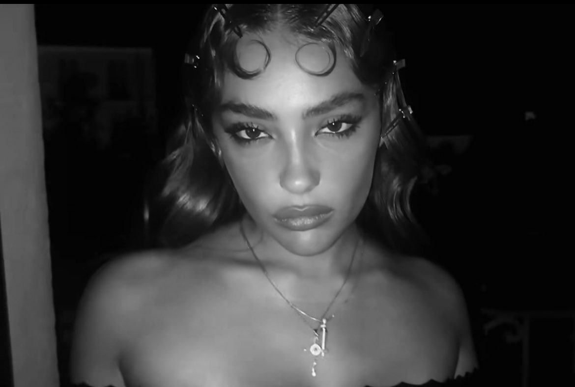 w4llsvioleta's tweet image. face card so perfect that everybody thinks shes unreal