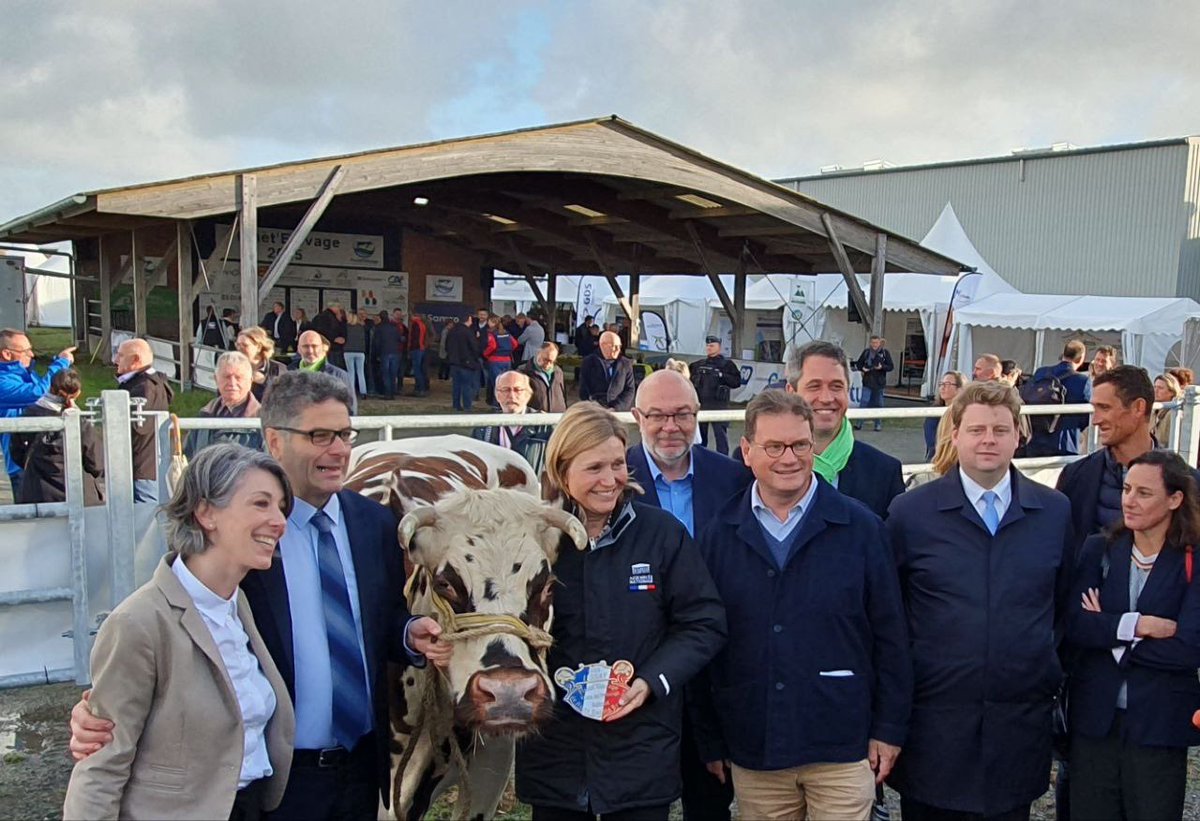 StTRAVERT's tweet photo. #FoiredeLessay journée inaugurale marquée par la venue de Yaël Braun-Pivet, Présidente de l'Assemblée nationale, qui a passé une bonne partie de la journée à la foire #SainteCroix, déambulant dans les allées à la rencontre des professionnels et des habitants. #Accueil #🏛️🇫🇷🐄 https://t.co/qZQWSdJbcB