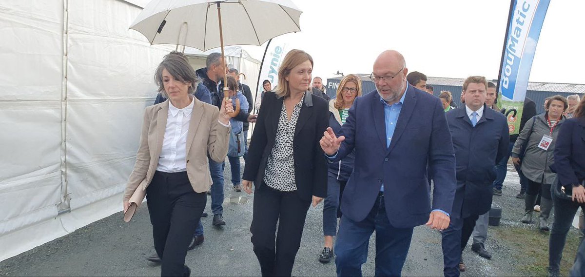 StTRAVERT's tweet photo. #FoiredeLessay journée inaugurale marquée par la venue de Yaël Braun-Pivet, Présidente de l'Assemblée nationale, qui a passé une bonne partie de la journée à la foire #SainteCroix, déambulant dans les allées à la rencontre des professionnels et des habitants. #Accueil #🏛️🇫🇷🐄 https://t.co/qZQWSdJbcB