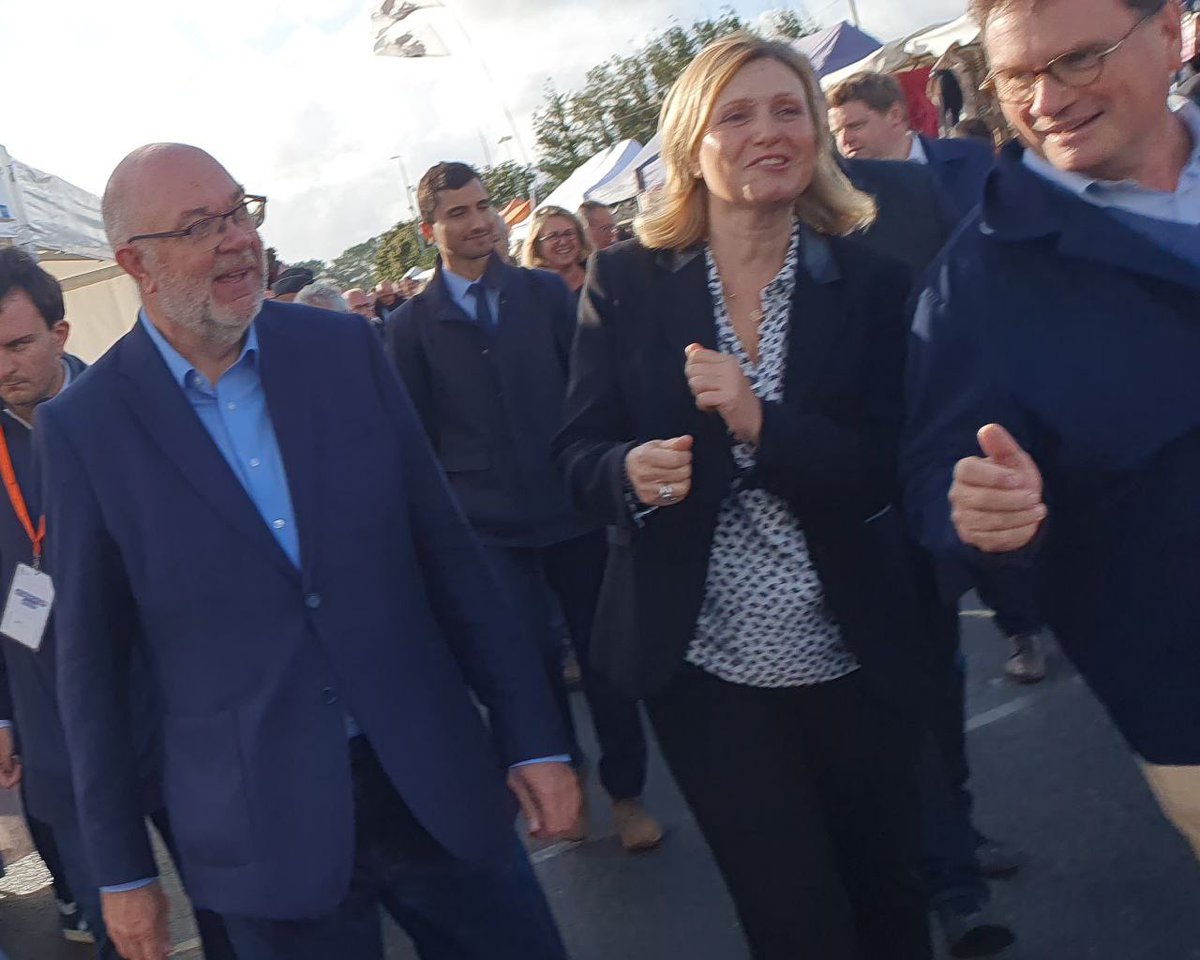 StTRAVERT's tweet photo. #FoiredeLessay journée inaugurale marquée par la venue de Yaël Braun-Pivet, Présidente de l'Assemblée nationale, qui a passé une bonne partie de la journée à la foire #SainteCroix, déambulant dans les allées à la rencontre des professionnels et des habitants. #Accueil #🏛️🇫🇷🐄 https://t.co/qZQWSdJbcB