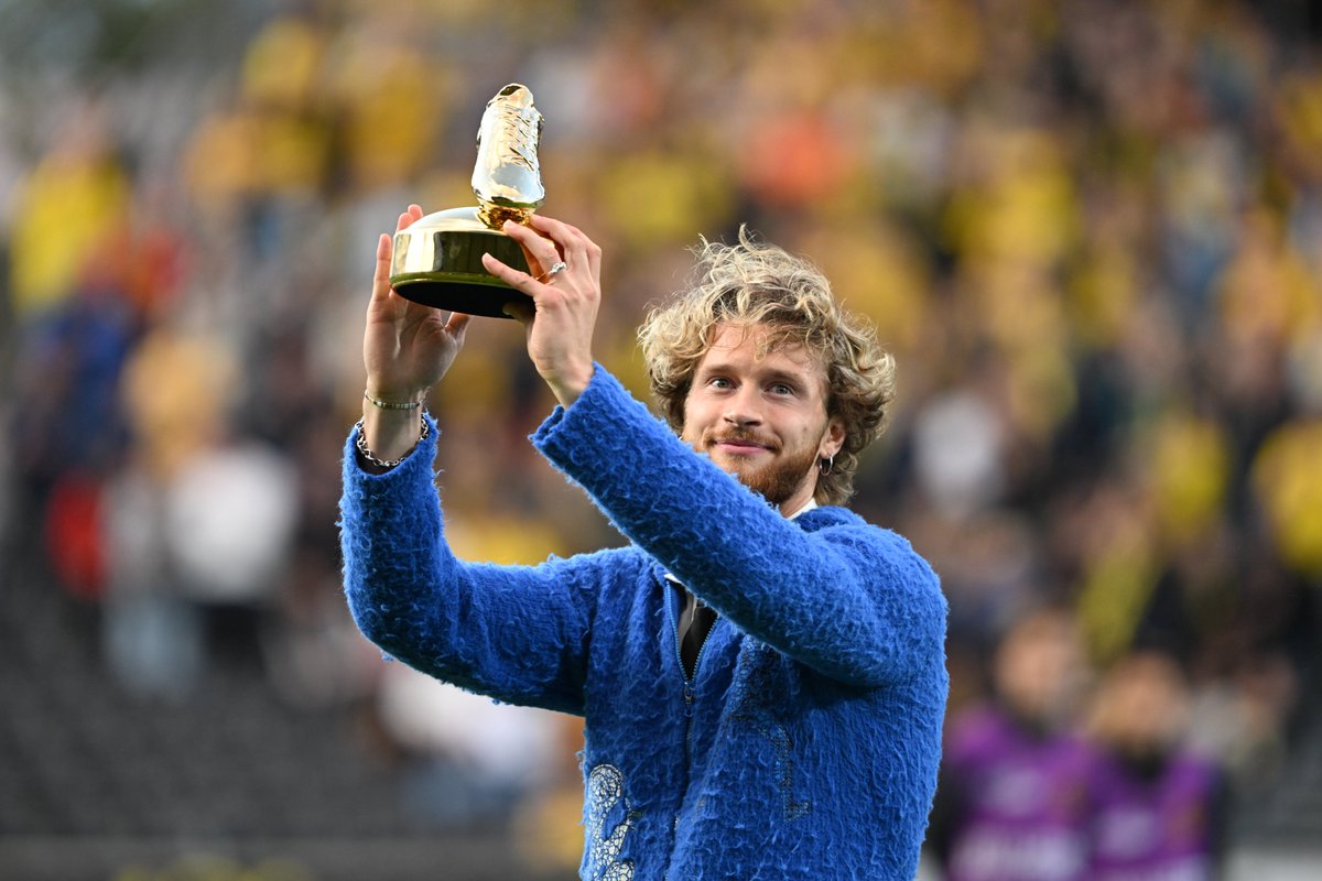 Gullstøvel! 👟

Før kampen i går mottok Kasper Høgh det gyldene og synlige beviset på at han er toppscorer i UEFA Europa League 24/25 👏 Gratulerer