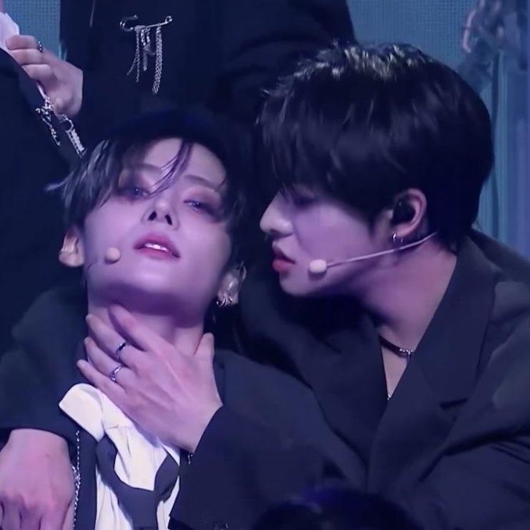 WTF I’M GOING INSANE 
KMS 😭😭😭😭😭😭😭