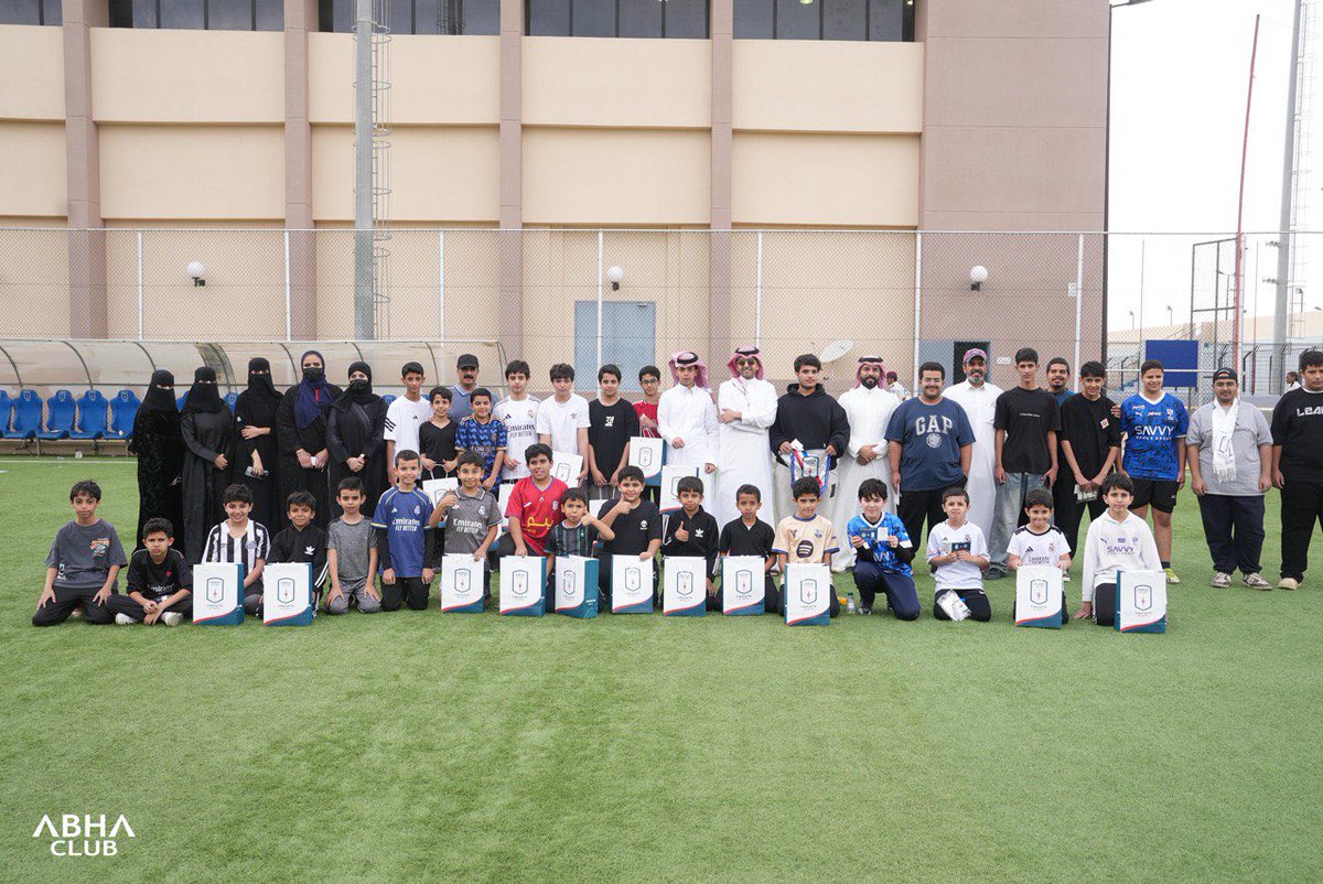 استضاف #نادي_أبها طلاب جمعية تحفيظ القرآن الكريم، حيث استمتعوا بالأنشطة داخل ملعب النادي، في أجواء تحمل البهجة وتعكس دور النادي المجتمعي. 💙❤️

 #زعيم_الجنوب #المسؤولية_الاجتماعية