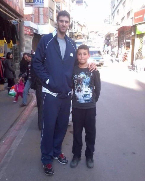 Yıllar önce yırtık ayakkabılı Türk çocuğu, bugün ülkesini finale taşıdı! 

Tebrikler Alperen Şengün! #12DevAdam