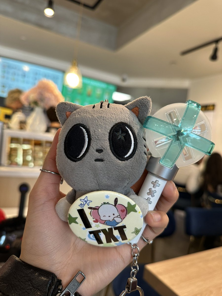tyunningpie's tweet photo. Freebies are ready!!! So excited to meet MOAs with @ppop1nstar 

>.<Bamgeut got lost on the way here 

#TXT_TOUR_ACTTOMORROW #BMO #TXT #PPULBATU #FREEBIES https://t.co/nzBx7v4Ue2