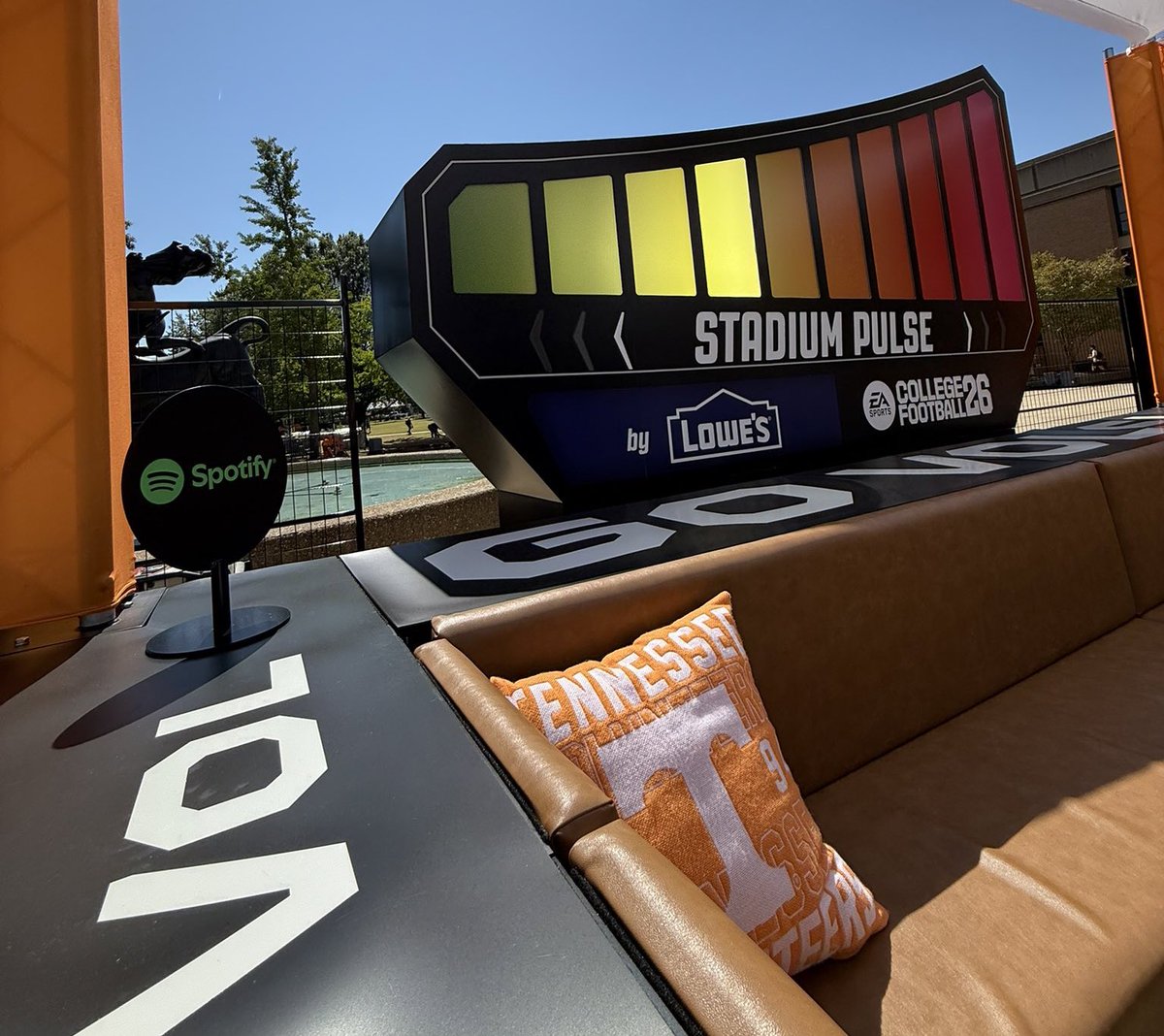 gamingtailgate's tweet image. Currently located at the College Football 26 Campus Pregame event in Knoxville, this Stadium Pulse sign will be inside Neyland Stadium for Saturday’s Georgia-Tennessee match-up. (2:30 PM CT, ABC) #CFB26

(📷 &amp;amp; info courtesy @KurtBenkert)