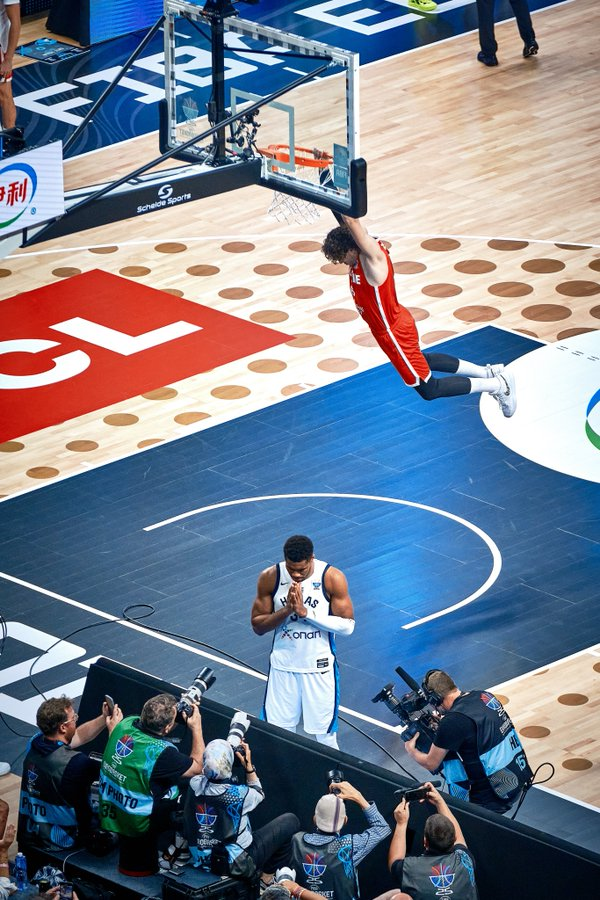 Türk basketbol tarihinin en ikonik fotoğrafı olabilir mi? 🇹🇷