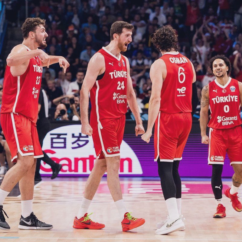 🇹🇷🏀 TARİH YAZAN 12 DEV ADAM!
Namağlup Finaldeyiz…
Yunanistan’ı tam 26 sayı farkla mağlup eden Millilerimiz, bizlere tarifsiz bir gurur yaşattı! 🔥

Bu zafer sadece bir galibiyet değil; 
İnancın, mücadelenin ve milli ruhun ta kendisi! 
❤️🇹🇷

Helal olsun 
#12DevAdam! 👏🏻👏🏻👏🏻