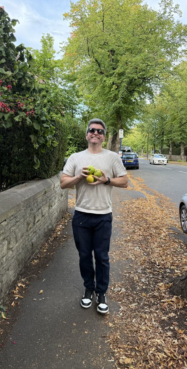 I love free apples from the neighbours season