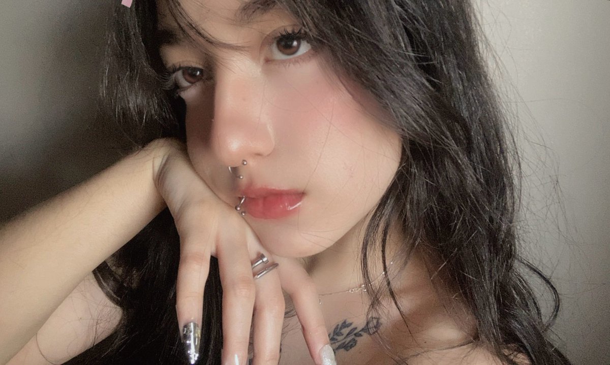 omg new ring (˶˃ ᵕ ˂˶) .ᐟ.ᐟ *takes 30 pictures*