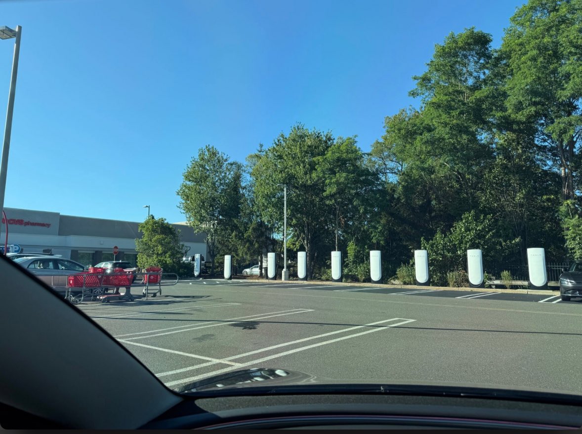 TucciFx's tweet photo. @TeslaCharging please open the supercharger on 120 Hawley Ln, Trumbull, CT 06611, it has been like this since late july https://t.co/xilpTxv8ZQ