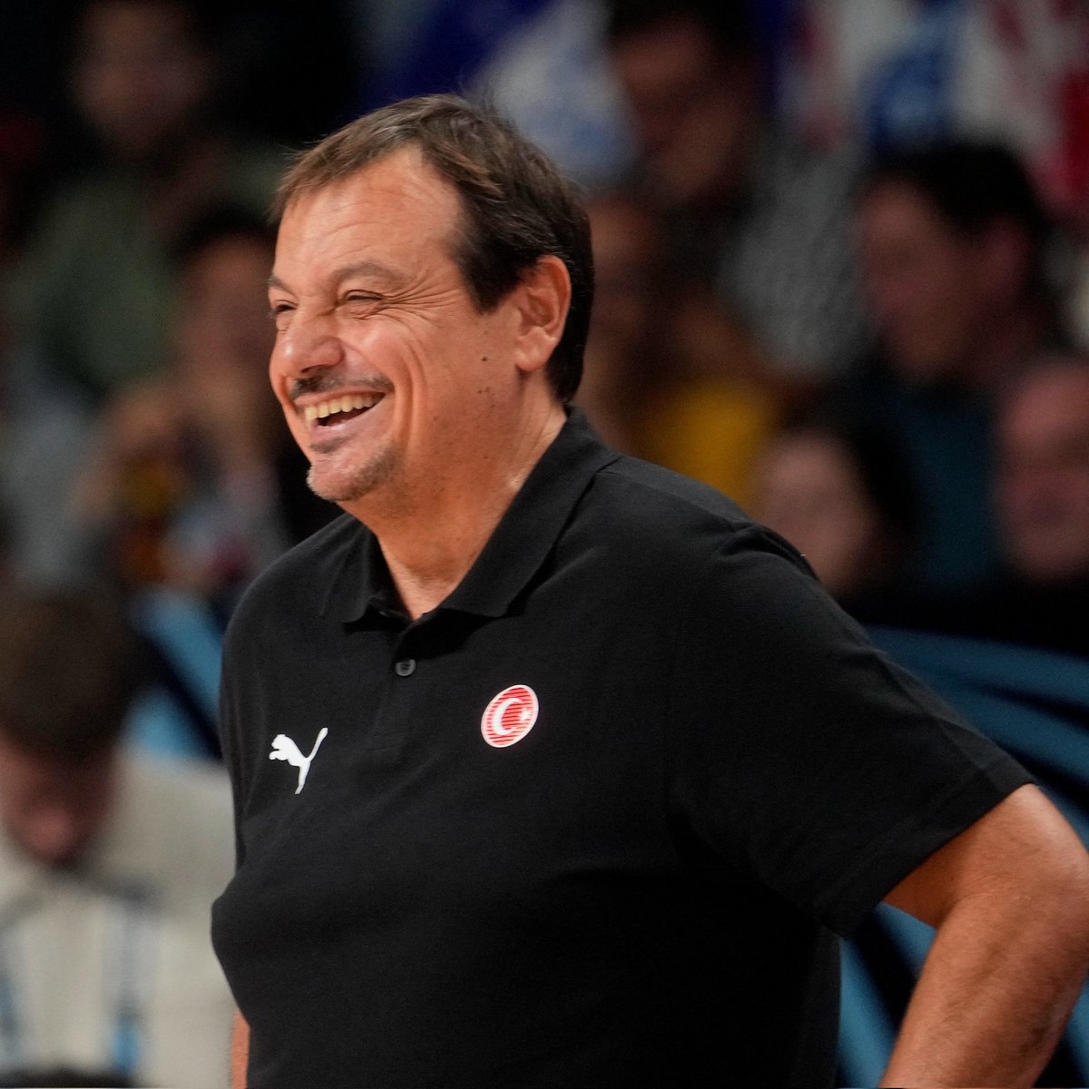 caglartorun's tweet photo. 2002 Siena ile Saporta, başlangıç.

Beşiktaş’la 37 sene, Galatasaray’la 23 sene sonra lig şampiyonlukları.

2012 Beşiktaş’la Eurochallenge, 2016 Galatasaray’la Eurocup şampiyonluğu. 

2021-2022, Efes ile back-to-back Euroleague Şampiyonlukları.

2024 PAO ile Euroleague şampiyonu.

Ve 2025 Türkiye EuroBasket finali. 

Daha iyisi yok.

Ergin Ataman'ı onurlandırma tivitidir.
