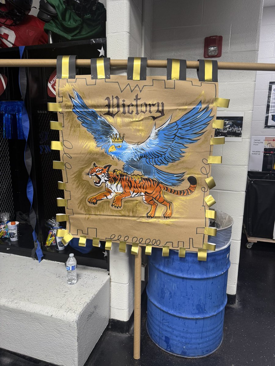 💙🖤 Since the boys have seen the locker room, now you can too 🙌 Knights of the Gridiron are ready to SLAY the Tigers tonight 🐅⚔️ 

Shoutout to all the football moms who worked so hard to make this happen—such a fun week pulling all the things together! 💪 #HPND #BTW #GoHawks