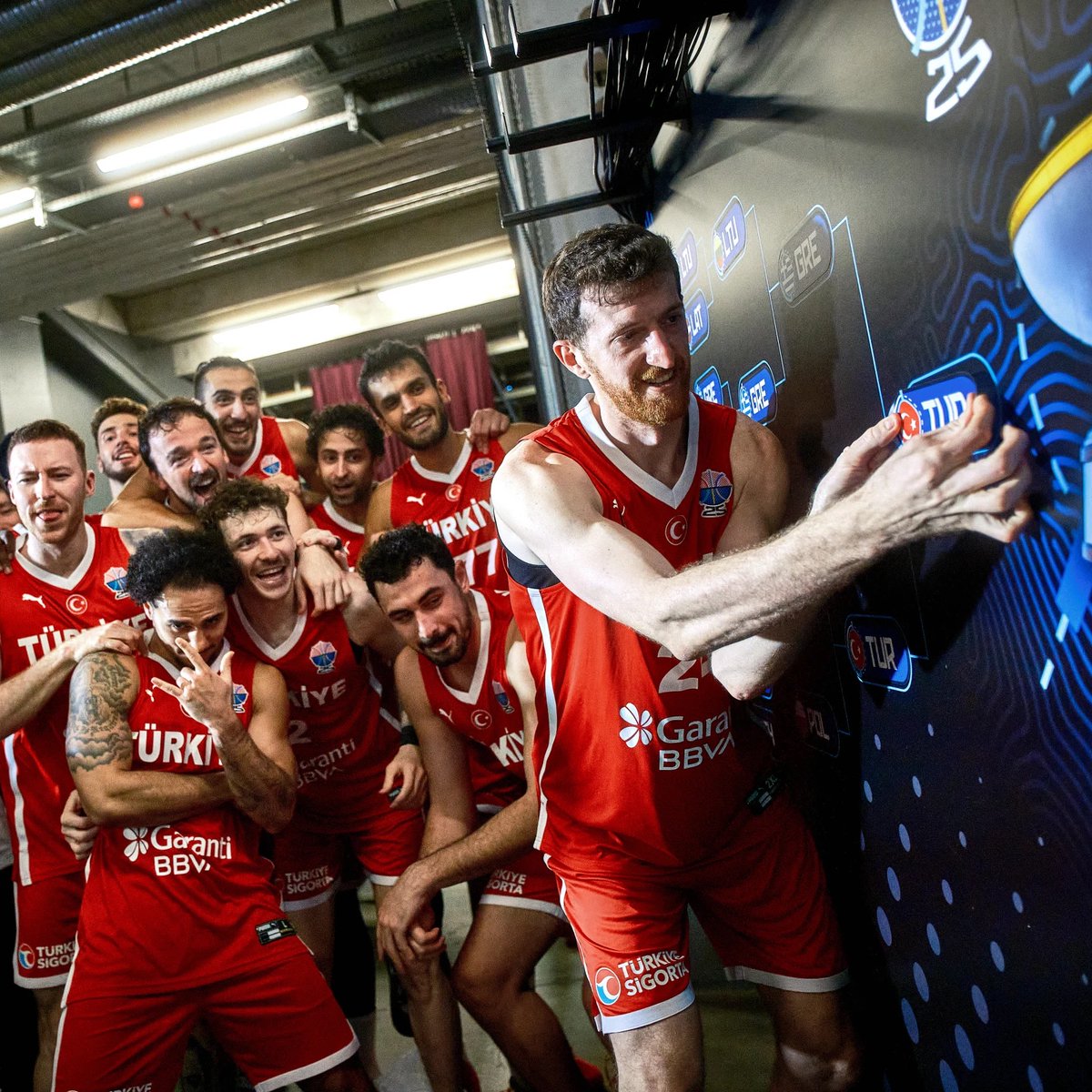 EurohoopsTR's tweet image. İşte o beklediğiniz fotoğraf...

🇹🇷 ERCAN OSMANİ, TÜRK BAYRAĞINI FİNALE YAPIŞTIRIYOR!

#EuroBasket