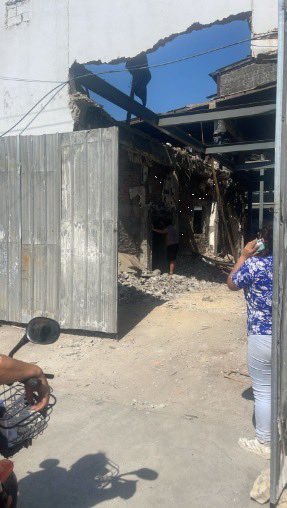 Estructura colapsada con atrapados Bolivia y 5 de junio sector astillero, <a href="/BomberosGYE/">Bomberos Guayaquil</a> trabajando. 
De manera preliminar 4 heridos