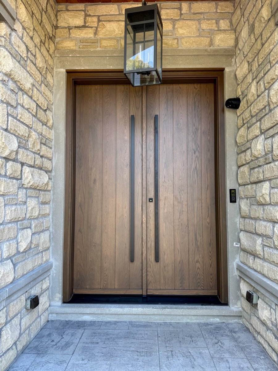 AmberwoodDoors's tweet image. This very handsome #custom *SOLID* Flat Sawn #whiteoak @AmberwoodDoors *DOUBLE DOOR*, with Light Walnut stain &amp;amp; 72&quot; #doorpulls with @baldwinhardware deadbolt in Flat Black suits this gorgeous home perfectly!
#MADEIN 🇨🇦

amberwooddoors.com
416-213-8007 or 1-800-861-3591