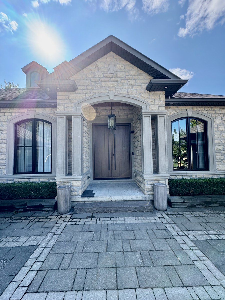 AmberwoodDoors's tweet image. This very handsome #custom *SOLID* Flat Sawn #whiteoak @AmberwoodDoors *DOUBLE DOOR*, with Light Walnut stain &amp;amp; 72&quot; #doorpulls with @baldwinhardware deadbolt in Flat Black suits this gorgeous home perfectly!
#MADEIN 🇨🇦

amberwooddoors.com
416-213-8007 or 1-800-861-3591