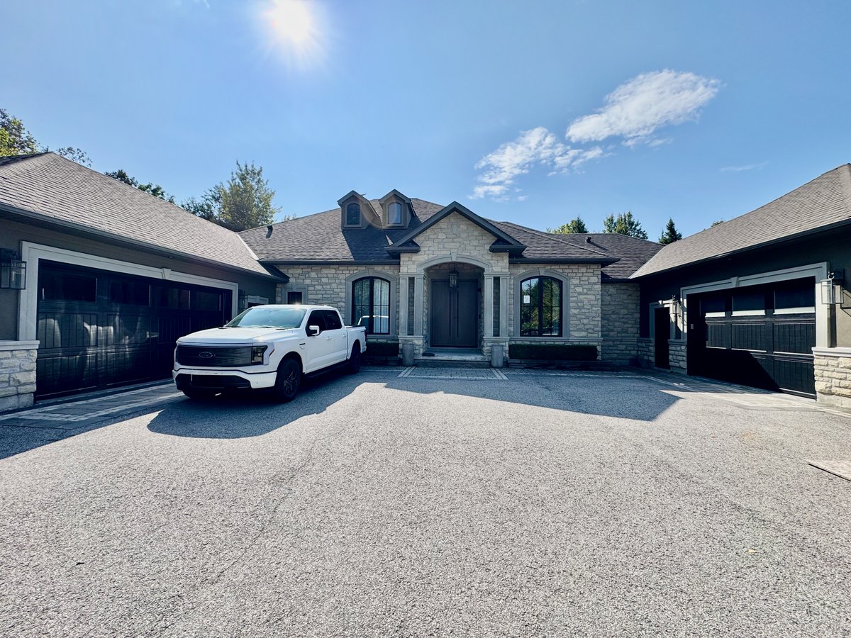 AmberwoodDoors's tweet image. This very handsome #custom *SOLID* Flat Sawn #whiteoak @AmberwoodDoors *DOUBLE DOOR*, with Light Walnut stain &amp;amp; 72&quot; #doorpulls with @baldwinhardware deadbolt in Flat Black suits this gorgeous home perfectly!
#MADEIN 🇨🇦

amberwooddoors.com
416-213-8007 or 1-800-861-3591