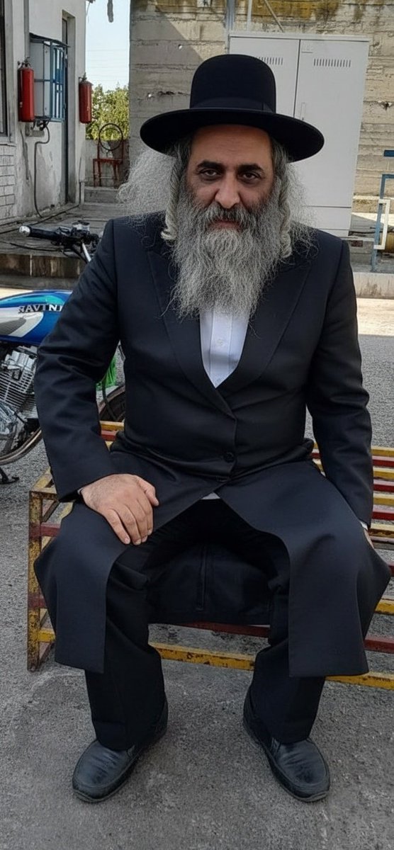 🚨🚨وزارت اطلاعات شخصی را با نام مستعار سید حبیب موسوی به اتهام همکاری با شبکه‌های جاسوسی دستگیر کرده. تصویری از این جاسوس به بیرون درز کرده که به نشان می‌دهد متهم جزو اقلیت‌های مذهبی می‌باشد.