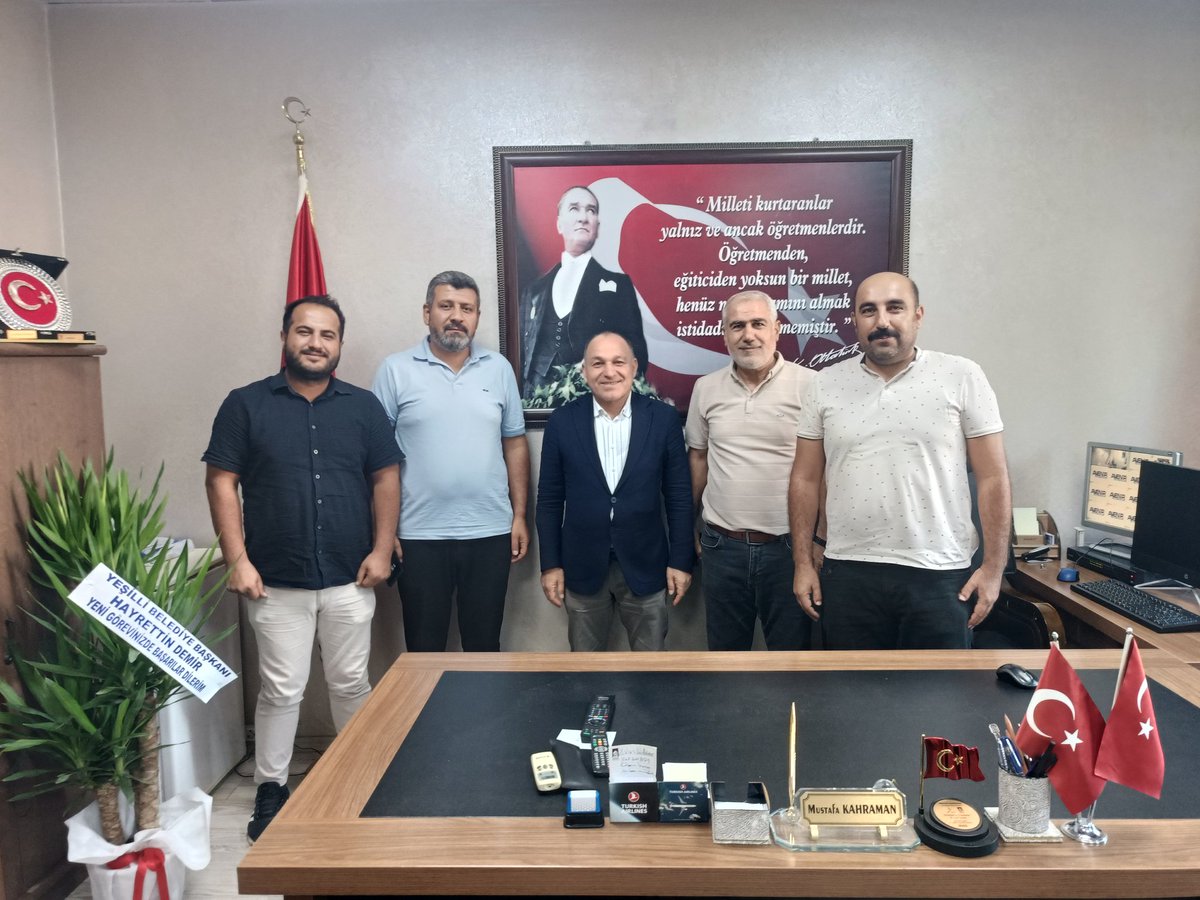 İlçemizde Milli Eğitim Müdürü olarak görev yapmaktayken  Yeşilli Milli Eğitim Müdürlüğü'ne atanan  Sn. Mustafa KAHRAMAN'a hayırlı olsun ziyaretinde bulunduk.

Kıymetli müdürümüze nazik ev sahipliği için teşekkür ediyor; Yeni görevinin hayırlara vesile olmasını temenni ediyoruz.