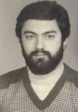#محمدباقر_بختیار،که سال‌های جوانی‌اش را برای دفاع از میهن در جنگ هشت‌ساله گذاشت،امروز هم به‌خاطر ایستادن در کنار مردم در زندان است.

حبس او یادآور این حقیقت تلخ است که مدافعان واقعی وطن، وقتی مخالف حکمرانی موجود باشند، نیز با محدودیت و زندان روبه‌رو می‌شوند.

#زندانیان_سیاسی
