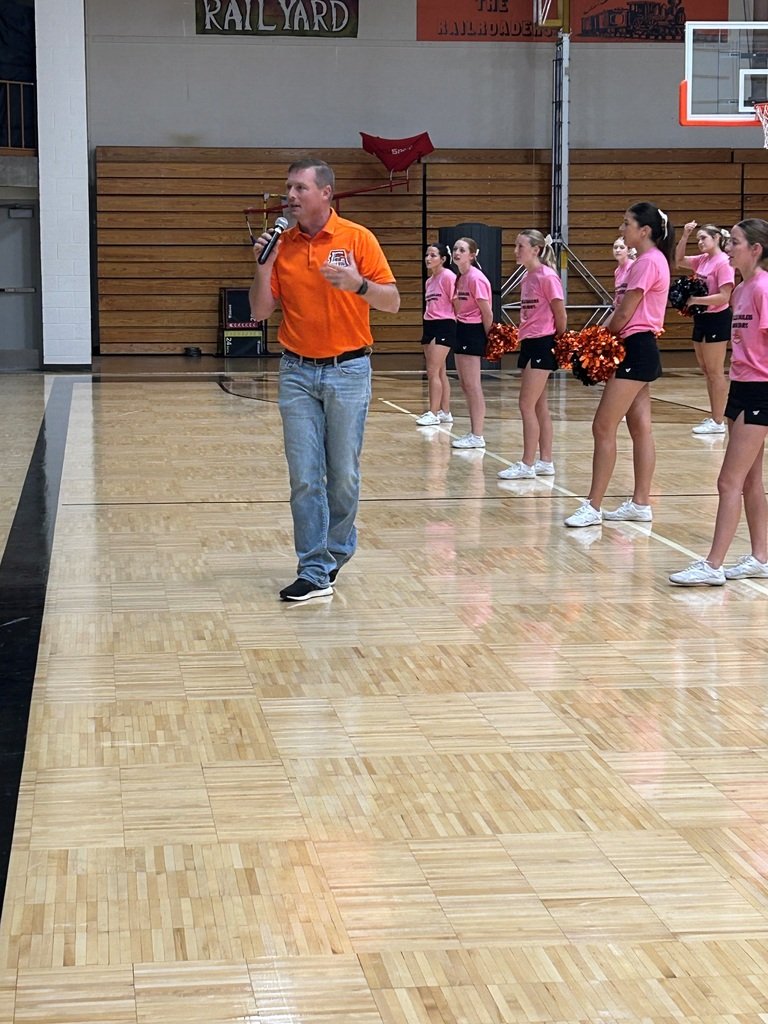 USD388's tweet photo. Today was a fantastic day to be a Railroader! Mr. Vincent, the students, and our incredible cheerleaders brought amazing energy to our Fall Sports Pep Rally. LET'S GO RAILERS! #FN5GL #Sweepstakes @tmobile @ellisrailers https://t.co/IRc0FaRZq7