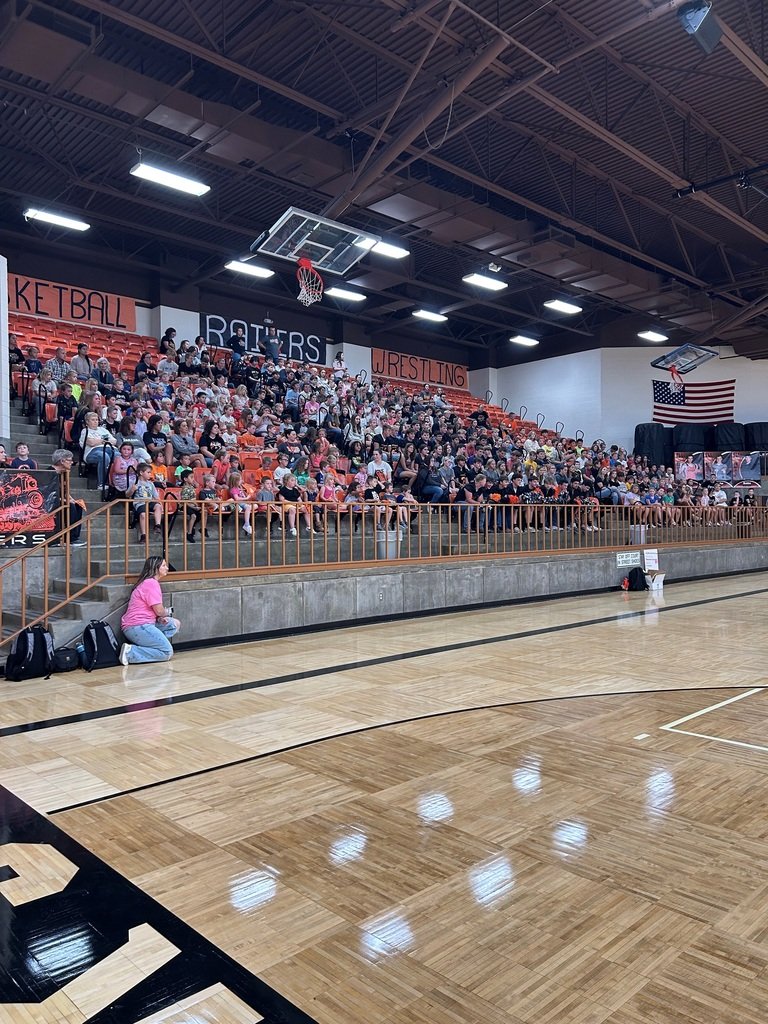 USD388's tweet photo. Today was a fantastic day to be a Railroader! Mr. Vincent, the students, and our incredible cheerleaders brought amazing energy to our Fall Sports Pep Rally. LET'S GO RAILERS! #FN5GL #Sweepstakes @tmobile @ellisrailers https://t.co/IRc0FaRZq7