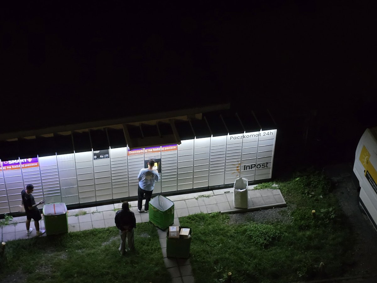 jest prawie 23 a kurier paczki wsadza????