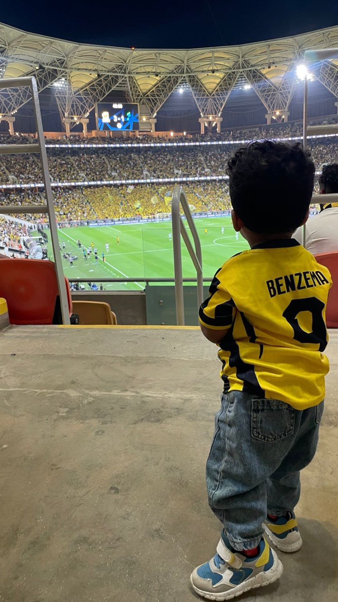 Rhf4l's tweet photo. من صغر سني اهتف باسمه انادي💛💛💛 https://t.co/Px4GDXiVAY